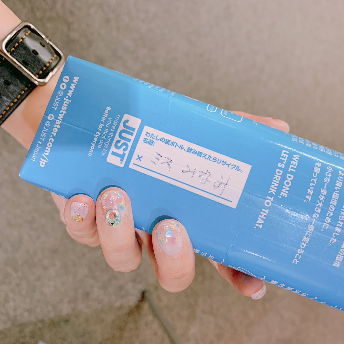 髙橋ミナミ 高橋未奈美 على تويتر 今日雨だって知らなくてサンダルで来たよ 悲しい気持ちになったよ でも偶然会った水瀬いのりが水に名前書いてくれて励ましてくれたよ 嬉しい気持ちになったよ 最近のお水は名前書くところがあるんだなぁ お水おいしー