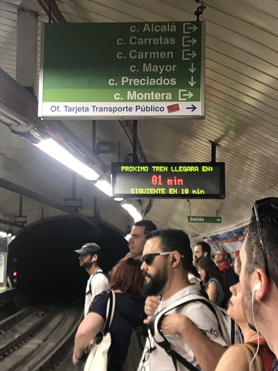 luci_bom's tweet photo. Incomprensible la disminución de frecuencia en hora punta de la #linea2. 9 minutos de espera con la acumulacion de gente que eso supone en Sol. #metromadrid https://t.co/Ly4RECDoSa