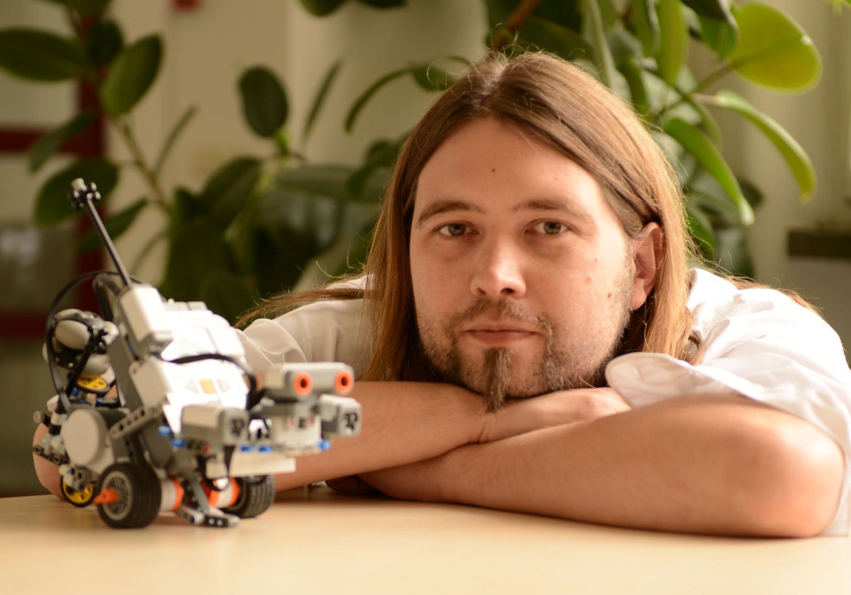 „Ja, wir verändern die Spielwelt. Aber sie verändert auch uns.“ Dr. Marius Raab, Psychologe von der Universität Bamberg, einer unserer Gäste in der MCS.1-Gesprächsrunde über „Wirklichkeit und Games“ am 18.07.2019, 18.00 Uhr.
Info: bit.ly/2RwXPVc

#bup #mcs1 #wirklichkeit