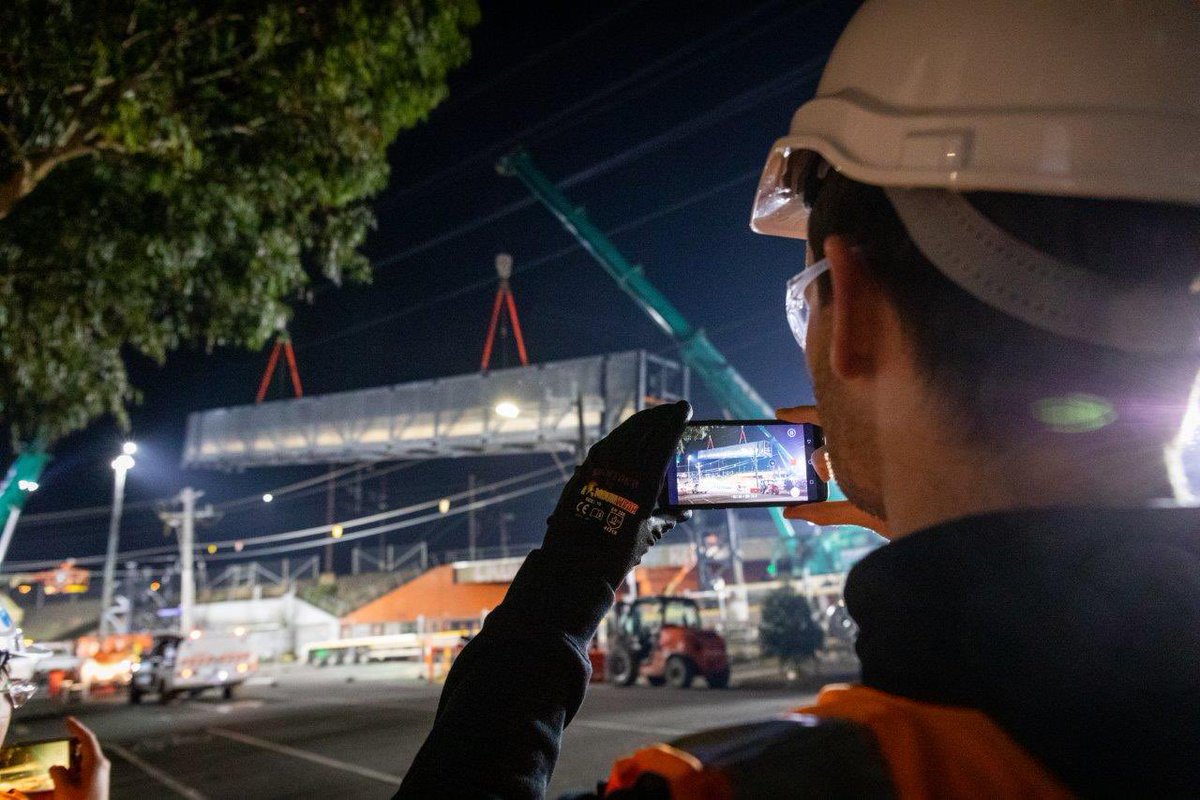 The 38-metre-long gantry will pipe bentonite from our Hobsons Road work site to the Childers Street site to build the walls of the Metro Tunnel entrance. (2/2)