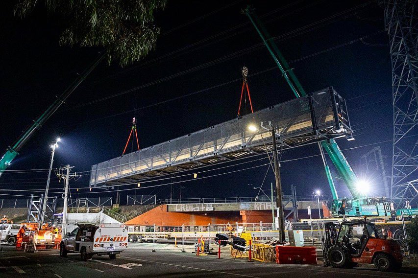 metrotunnelvic's tweet photo. Do you even lift bro? 💪

🏗️ Last week, the team installed a temporary bentonite facility over Kensington Rd. A dual lift of the 34-tonne gantry was completed with the help of a 250-tonne crane and 200-tonne crane. (1/2) https://t.co/KfZPINYIhu