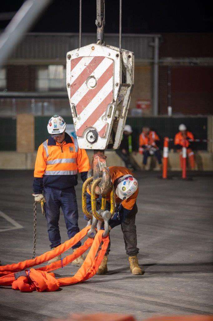 Do you even lift bro? 💪

🏗️ Last week, the team installed a temporary bentonite facility over Kensington Rd. A dual lift of the 34-tonne gantry was completed with the help of a 250-tonne crane and 200-tonne crane. (1/2)