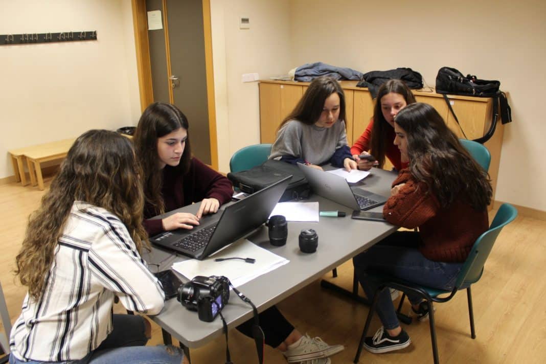 USembassyMadrid's tweet image. Cinco alumnas del IES Velázquez de #Móstoles, Madrid representarán a España en el concurso @technovation challenge. Una competición en la que ha colaborado la Embajada. @empowertocode  @TechnovationMad  #TechnovationChallenge ow.ly/azK150uYh0j vía @Noticias_para