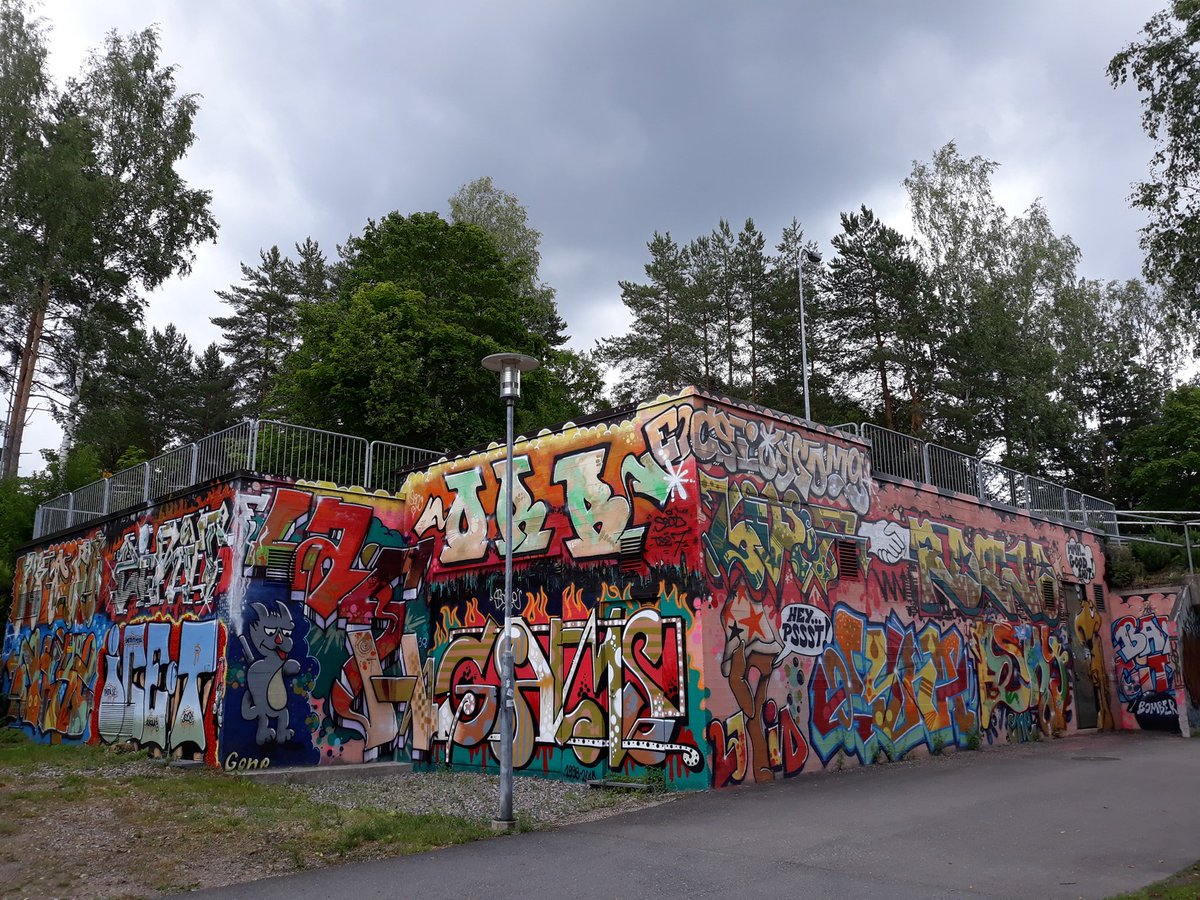 Inspiksen kädenjälki näkyy ympäri Lahtea. 
Aiemmat maalaukset olivat Kivimaalta ja meidän pakustamme, ja tämä muraali löytyy Möysän päiväkodin lähistöltä.

#inspis #inspis10v #inspislahti #väriäharmauteen #maalauksellinenkaupunki #taidesyrjäyttääharmauden #greenlahti