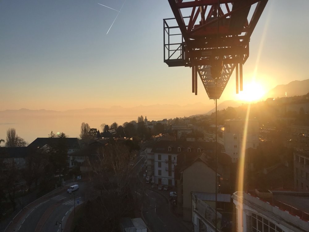 #JeudiPhoto Belle lumière capturée par le grutier de notre chantier LIVING LEMAN et sa vue imprenable sur le lac Léman☀️👉Programme #immobilier de 166 #logements à <a href="/evian_ville/">Ville d'Evian</a> réalisé par nos filiales #Giletto et Campenon Bernard Dauphiné Ardèche pr <a href="/Vinciimmobilier/">VINCI Immobilier</a> &amp; #ADIM Lyon