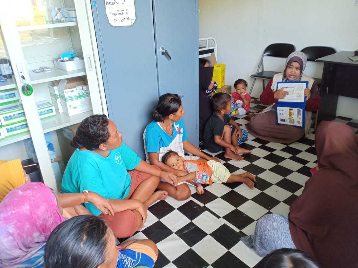 UNFPAIndonesia's tweet photo. An outreach by #TrainedMidwives from #Reprohealth post to make #FamilyPlanning info &amp; service accessible to communities in post disaster Central Sulawesi.  @KemenkesRI @PPIBI @dfat @Americares https://t.co/17Kpz8lHNJ