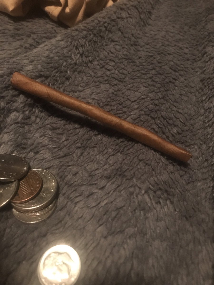 CurryAnterrious's tweet photo. Yo blunts don’t need to be bigger then this if you make less than 100,000 a year #playyorole #inmylane #saveweed https://t.co/2CZKjQj1bE