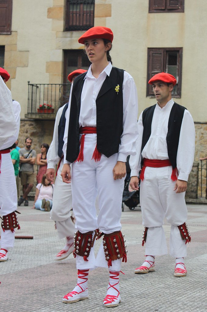 dantzan's tweet photo. Ezpata-dantzariak historia egiten ari dira, emakumeek ezpatak hartu dituzte eta hainbat borrokaren ondoren dantzan dabiltza plazetan. Hemen dituzue Berrizko San Pedro eguneko irudiak: https://t.co/eaGSFagoCS https://t.co/2R82UjYqPb