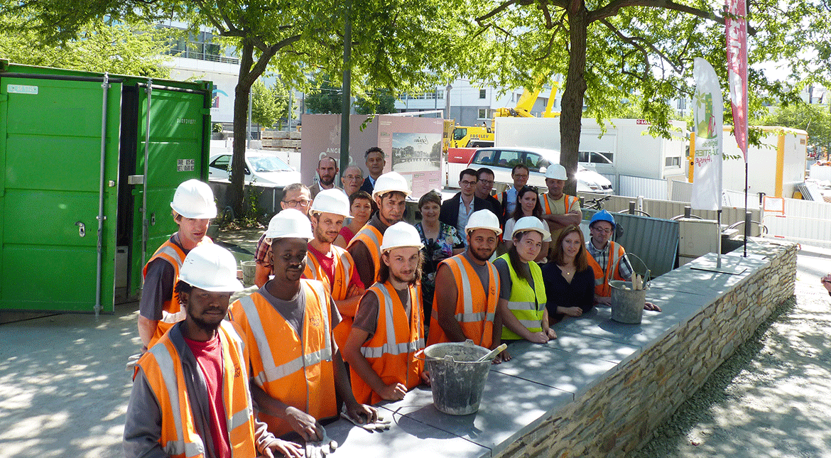Dans le cadre des aménagements autour du tramway, un important chantier d’insertion se déroule place François-Mitterrand à #Angers ▶️ angers-developpement.com/lexemplaire-ch… | #EcoAngers