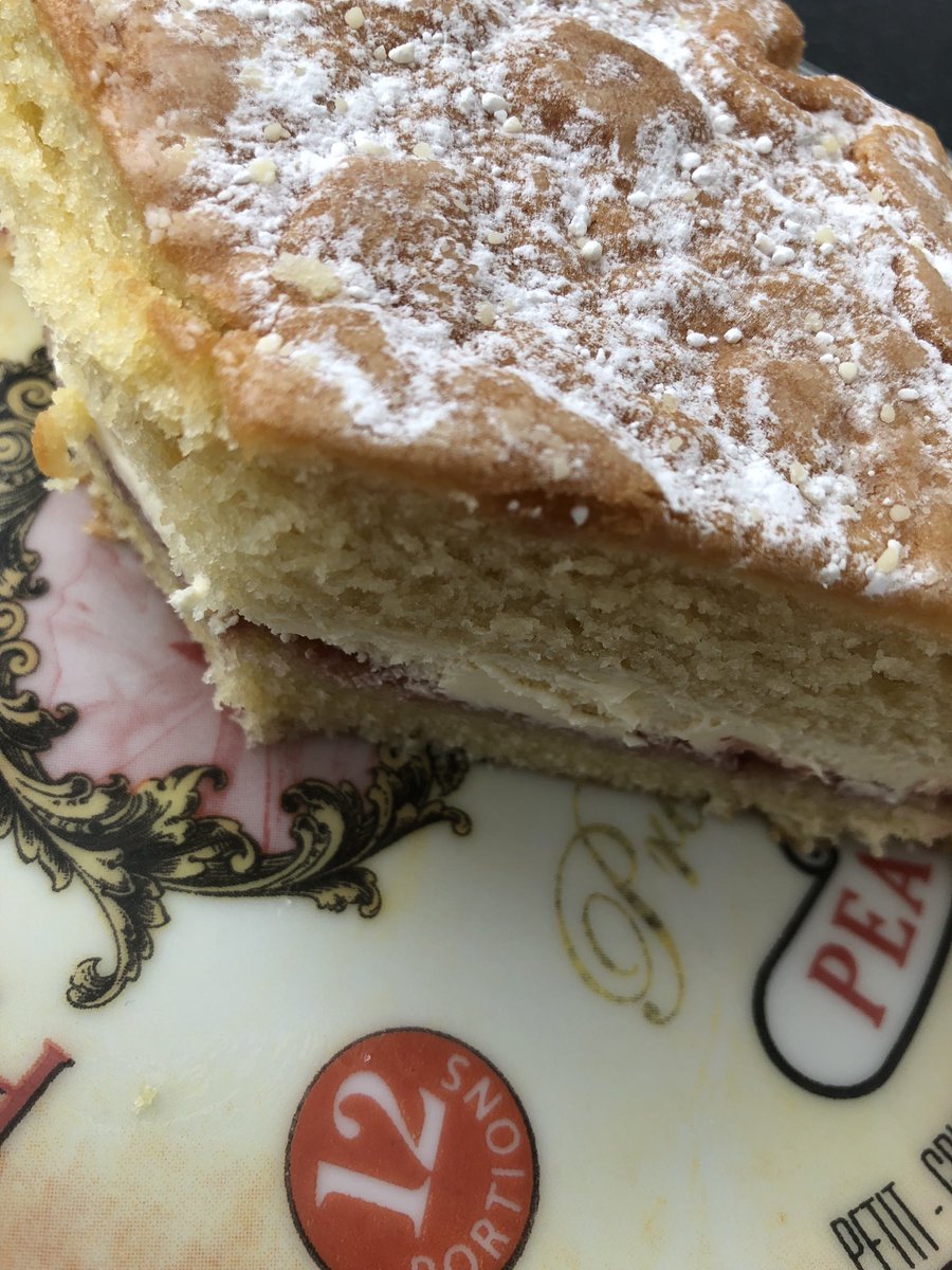 LennieTheChef's tweet photo. On some of those tough days you need comfort (mine has always been food 🙄🙈) This is a security blanket in the form of a classic Victoria sponge! 🍰🙌🏼 #classiccooking #simplebutadream #chefslife 👩🍳 https://t.co/MSTrQASToD