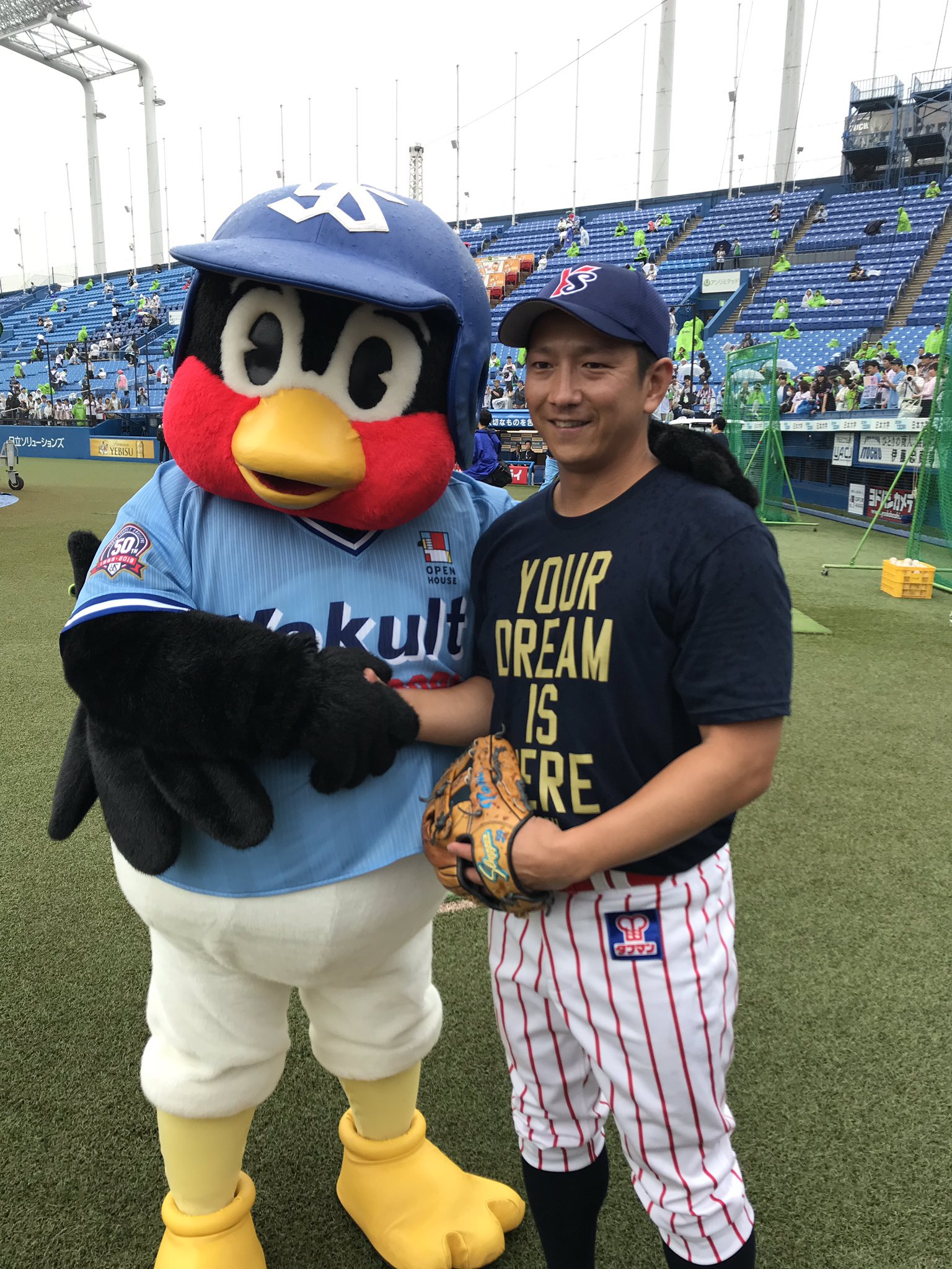 東京ヤクルトスワローズ公式 つば九郎も記念にパチリ Swallows Dreamgame Swallowsdg つば九郎