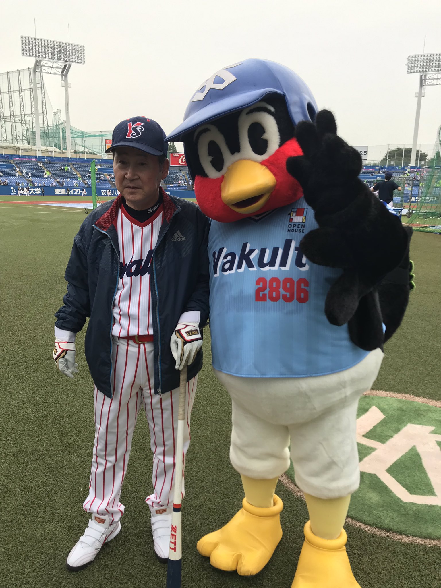 東京ヤクルトスワローズ公式 در توییتر つば九郎も記念にパチリ Swallows Dreamgame Swallowsdg つば九郎