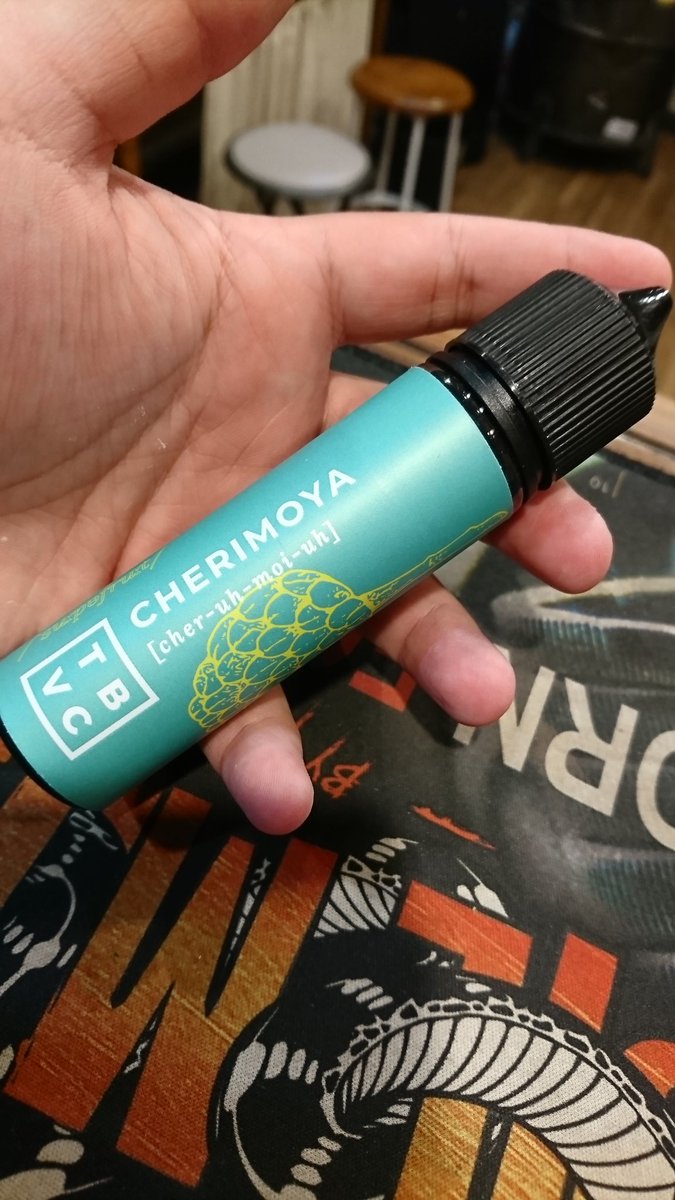 ncloudstudio's tweet photo. #TBVC シリーズ
CHERIMOYAの～ご紹介‼️

世界三大美果の一つ、チェリモヤフレーバー❗

馴染みがなく説明が難しい🤣

バナナの様なもったりした甘みに
うっすら酸味があり、甘いけどくどすぎない華やかなフルーツ❗
(ラ・フランスに近いかな・・・)

気になる方は試飲しに来てくださいね🎵

#GVP
#VAPE https://t.co/Un3toecPrq