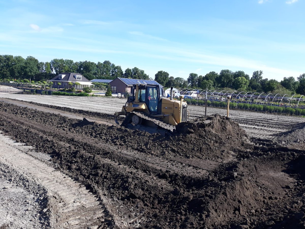 In #Vijfhuizen aan de Schipholweg worden percelen opgehoogd met klei. Wij mogen het met de #bulldozer profileren.