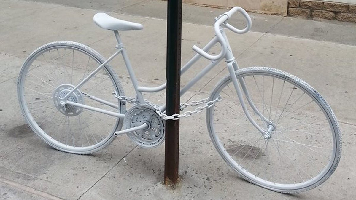 Airfit ゴーストバイク をご存知ですか 命を落とした場所に白く塗られたその人の自転車が設置されます 最初03年にミズーリ州セントルイスで作られ 世界0以上の場所に広がりました 設置期間は地域により異なります その自転車が意味するのは