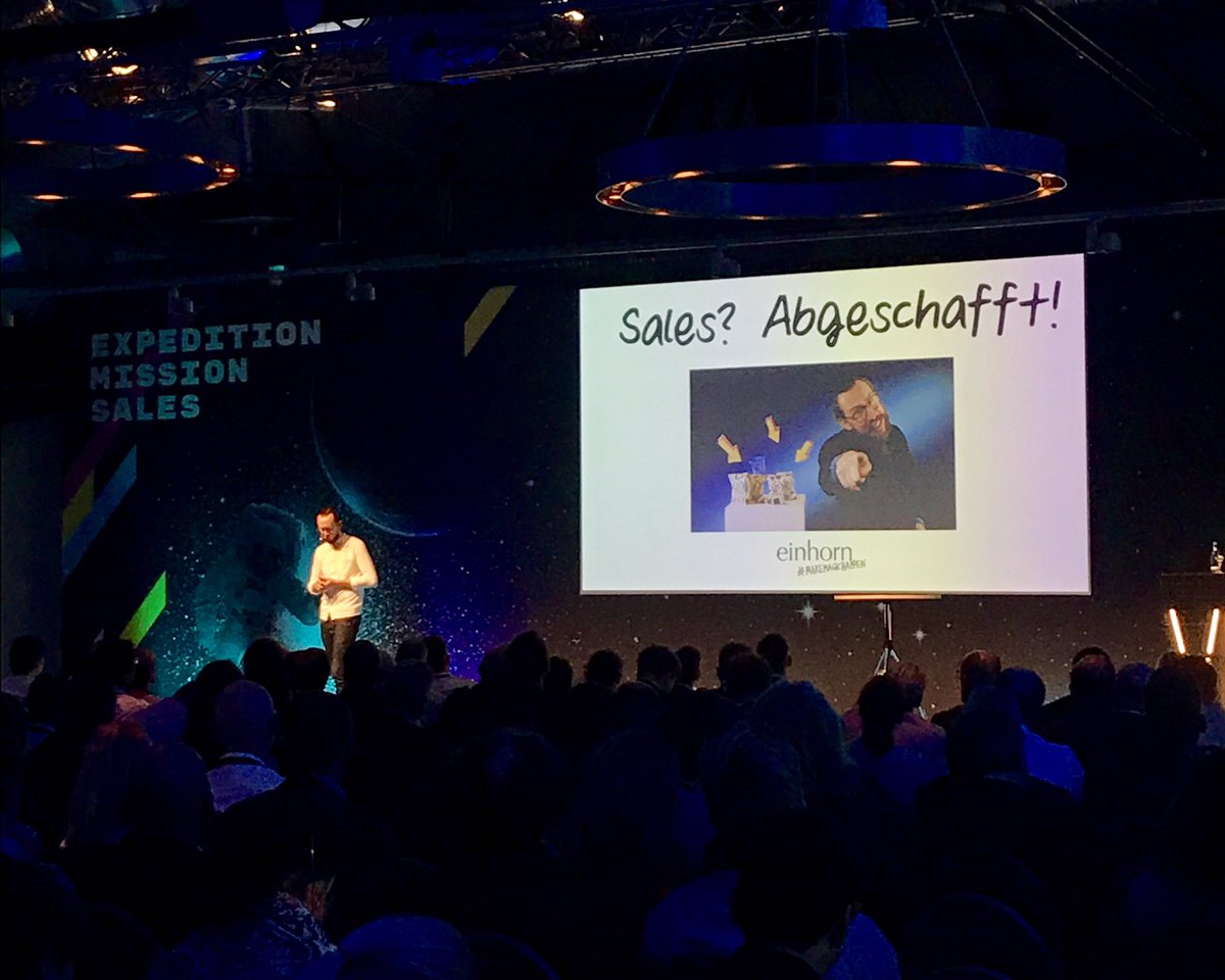 VertriebVerband's tweet photo. Sales? Abgeschafft! @vladiglobe spricht in seiner Keynote „Unfuck the Economy“ über New Work, Nachhaltigkeit, Tabu-Zerstörung und darüber, wieso bei @EinhornBerlin der Vertrieb abgeschafft wurde. #VMK2019 #MISSIONSALES #DieVertriebsmanager https://t.co/kbyfCCcnmb