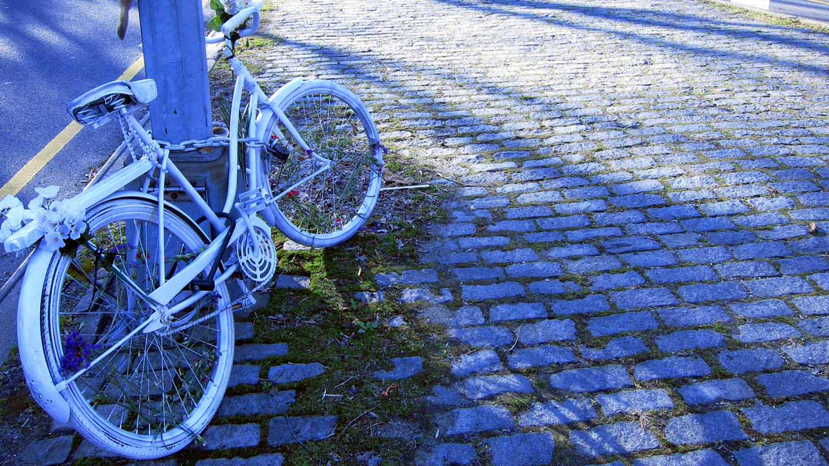 Airfit ゴーストバイク をご存知ですか 命を落とした場所に白く塗られたその人の自転車が設置されます 最初03年にミズーリ州セントルイスで作られ 世界0以上の場所に広がりました 設置期間は地域により異なります その自転車が意味するのは