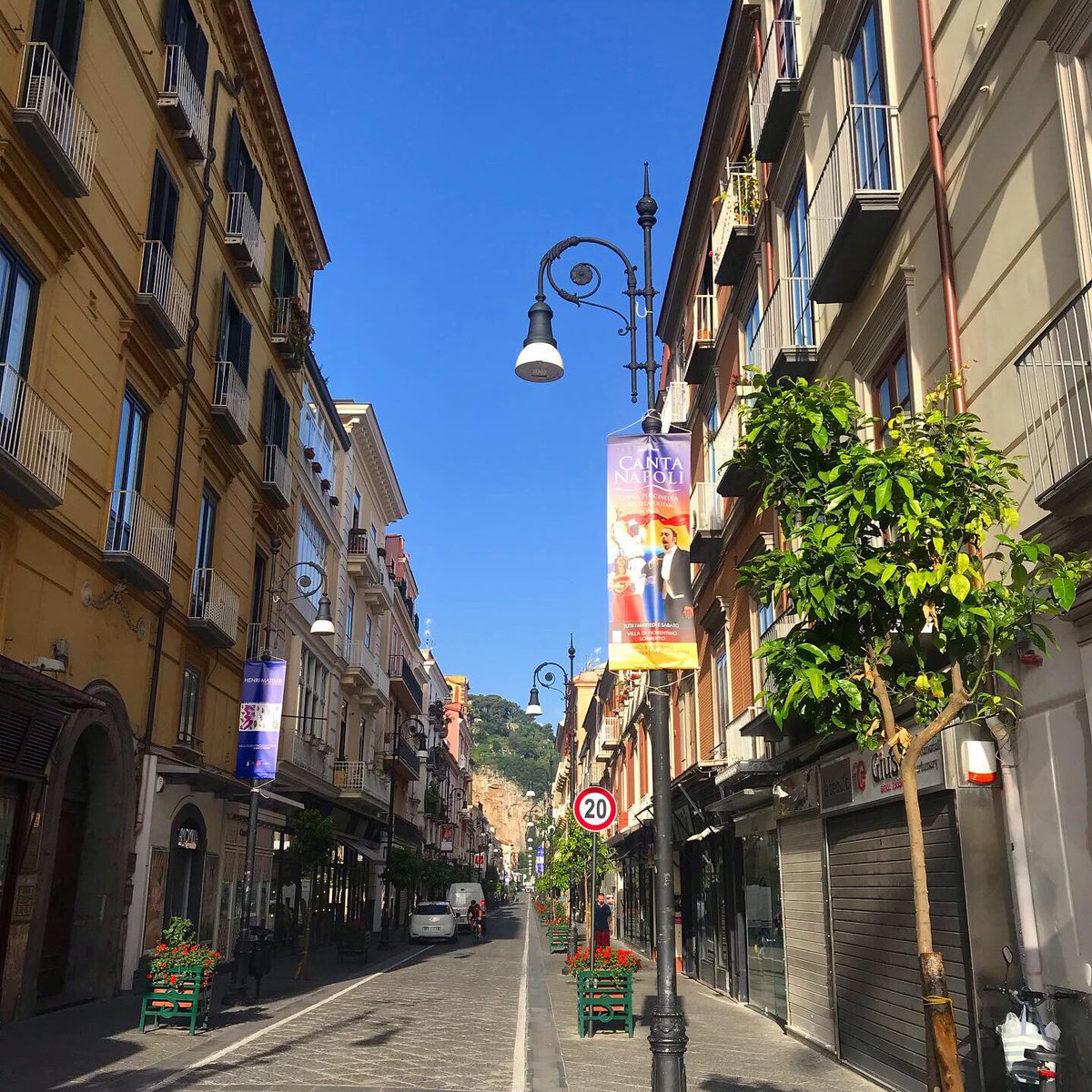 LinkieMarais's tweet photo. Memories of Italy - where lemon trees grow on the street and life on the amalfi coast simply beautiful 🇮🇹
#italy #tbt #amalficoast #sorrento #europe #livinglinkiestyle #messlords #navyentertainment #takemeback #travelgram #travel #wolrdtravel #chef #yachtchef https://t.co/mBxZo5g4Me