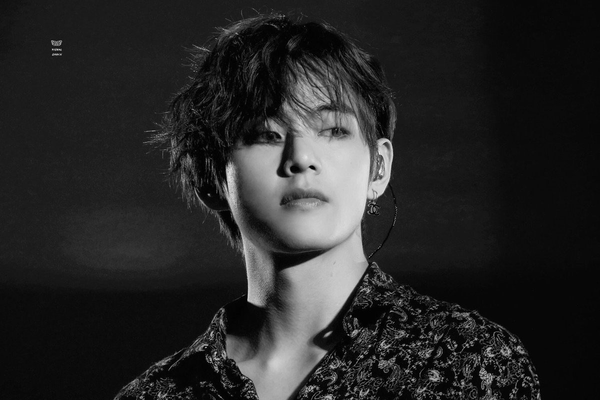 CalledGO's tweet photo. RED      and BLACK
HEART and BEAT

❤️🖤
#BTS #V #aesthetics #ARMYwithBTS #BTSwithAesthetic #KimTaehyung 

📸@VShock1230 https://t.co/1kevgQAbKN