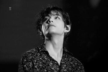 CalledGO's tweet photo. RED      and BLACK
HEART and BEAT

❤️🖤
#BTS #V #aesthetics #ARMYwithBTS #BTSwithAesthetic #KimTaehyung 

📸@VShock1230 https://t.co/1kevgQAbKN