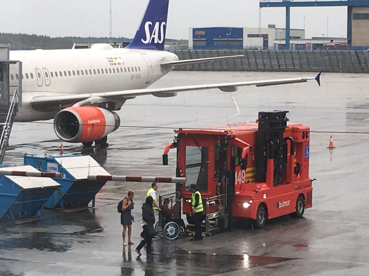special_assist's tweet photo. Airport wheelchair lift vehicle (Ambulift) https://t.co/zL9Icnx6E3
