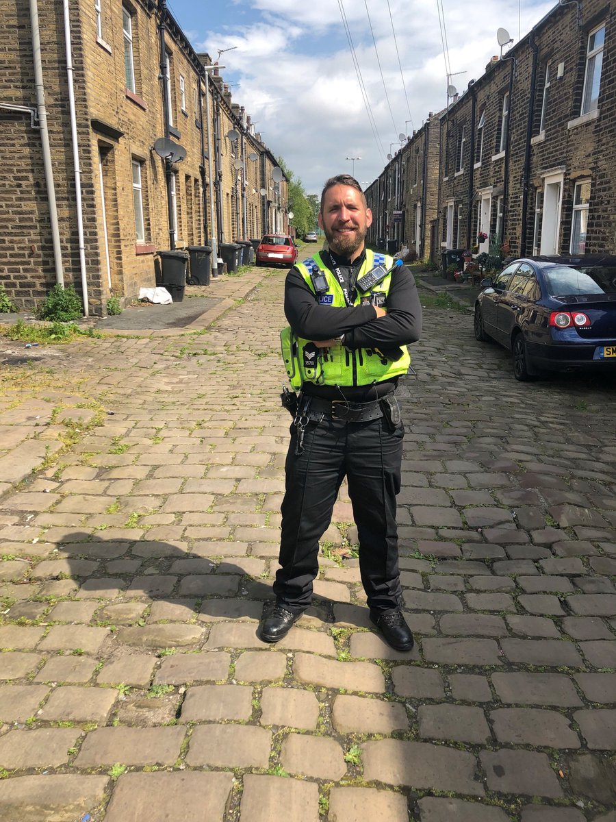 WYP_Halifax's tweet photo. Proactive op carried out in CD 10/10 - team lead by APS McDonald and Owen-Brown arrested 7 offenders wanted for a range of offences from shoplifting to serious domestic assault. #makingadifference #safercalderdale #teamwork #community https://t.co/w9g35AvsnP
