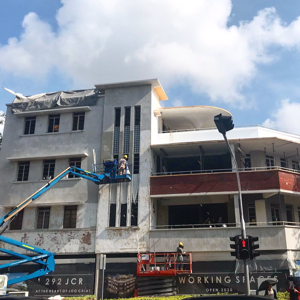 A streamlined Joo Chiat building, being renovated into a co-working space. Think there’s any of the original interior left? #speedlines #ArtDeco #SingaporeArtDeco #woco2021