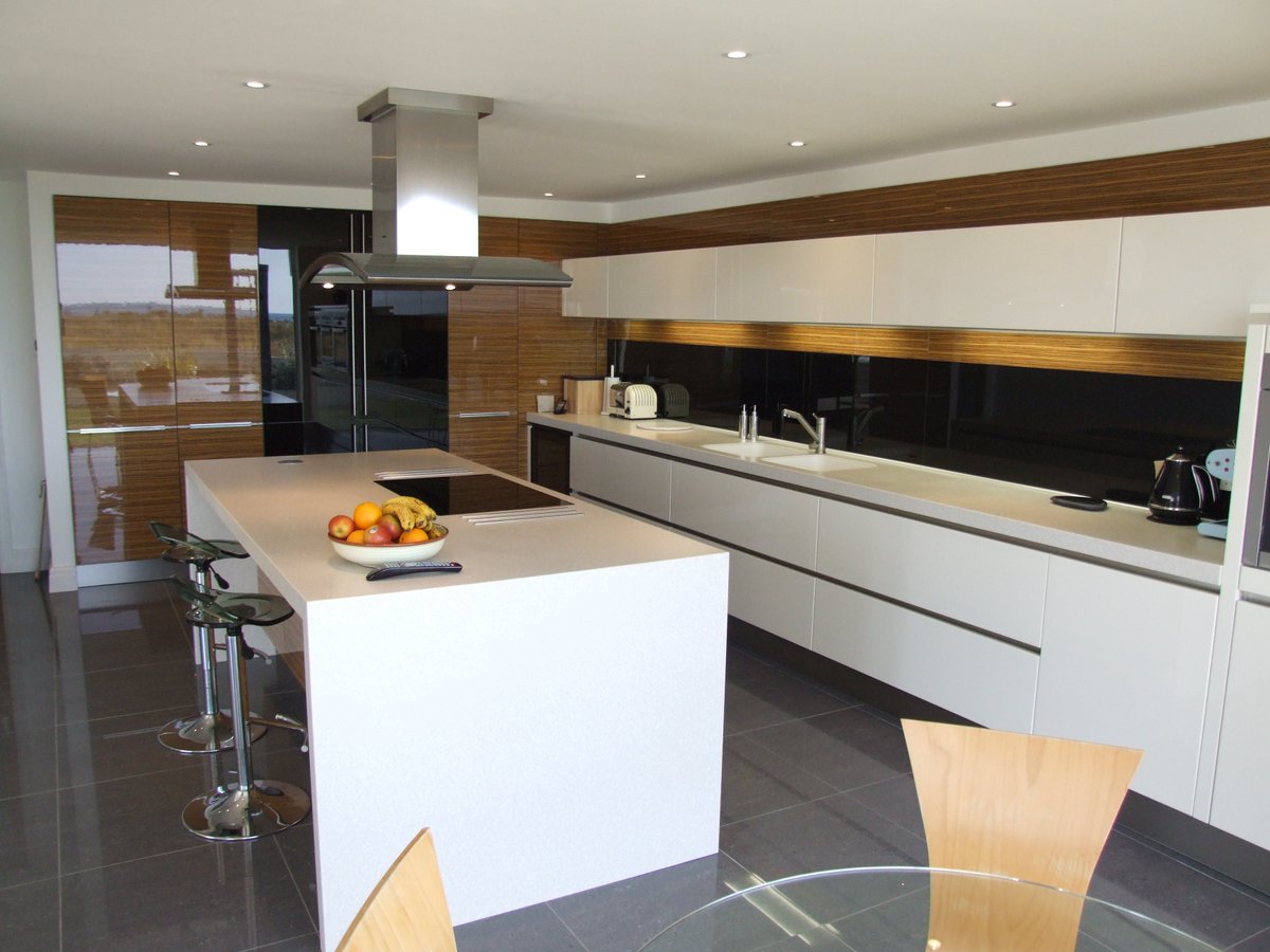 ColliersUK's tweet photo. We're having a #ThrowbackThursday here at #Colliers - showcasing this stunning &amp; timeless design/installation from 2009!! High gloss magnolia &amp; Zebrano wood combined w/ Savannah #Corian-we still love this one!! #KitchensSussex #TBT @cdukltd @Miele_GB @NeffAppliances #Blanco https://t.co/JE46CM1reU