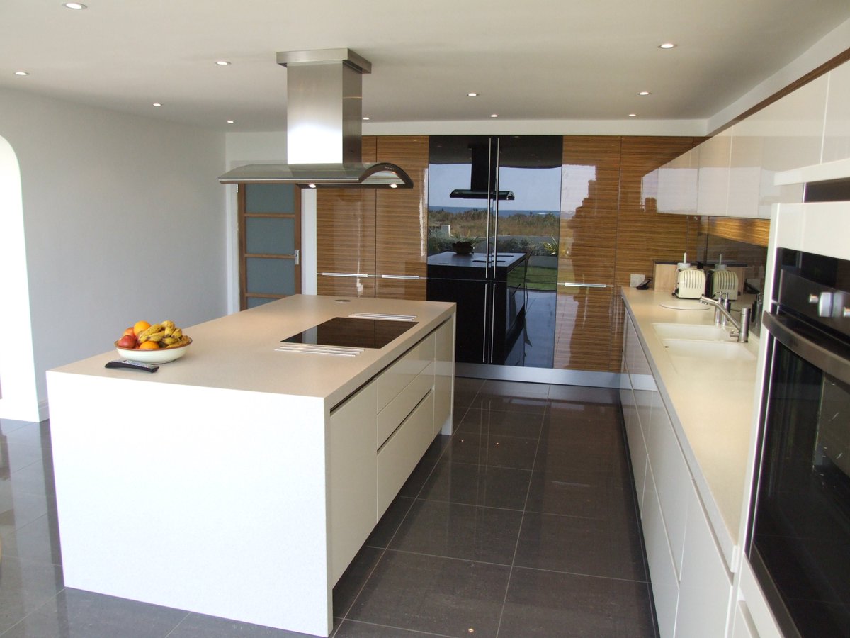 ColliersUK's tweet photo. We're having a #ThrowbackThursday here at #Colliers - showcasing this stunning &amp; timeless design/installation from 2009!! High gloss magnolia &amp; Zebrano wood combined w/ Savannah #Corian-we still love this one!! #KitchensSussex #TBT @cdukltd @Miele_GB @NeffAppliances #Blanco https://t.co/JE46CM1reU