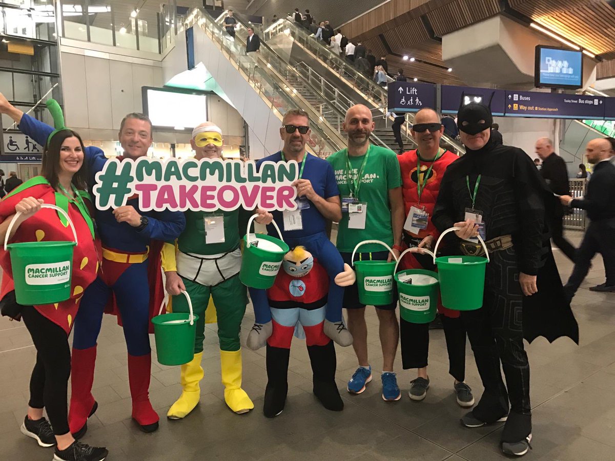 Paulholland50's tweet photo. @F5NetworksEMEA at #mactakeover the general public at London Bridge are being very generous! https://t.co/4Z0lxV8KhQ