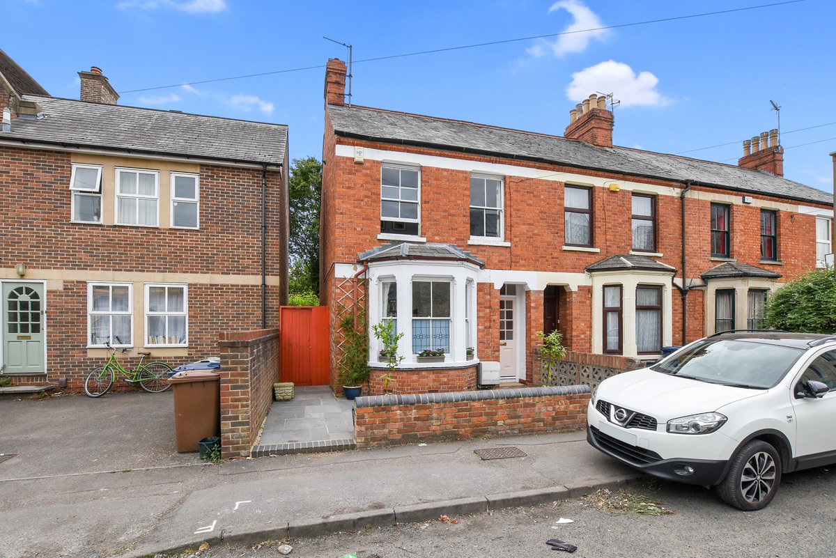 jcpestateagents's tweet photo. DON'T MISS THIS! Three bed Victorian bay fronted property in East Oxford, sympathetically renovated by the current owners. Newly fitted kitchen with ceramic worktops, two reception rooms, south facing garden. Possible loft conversion stpp. Call 01865 721122 to book your viewing. https://t.co/O8wCXvmdTr