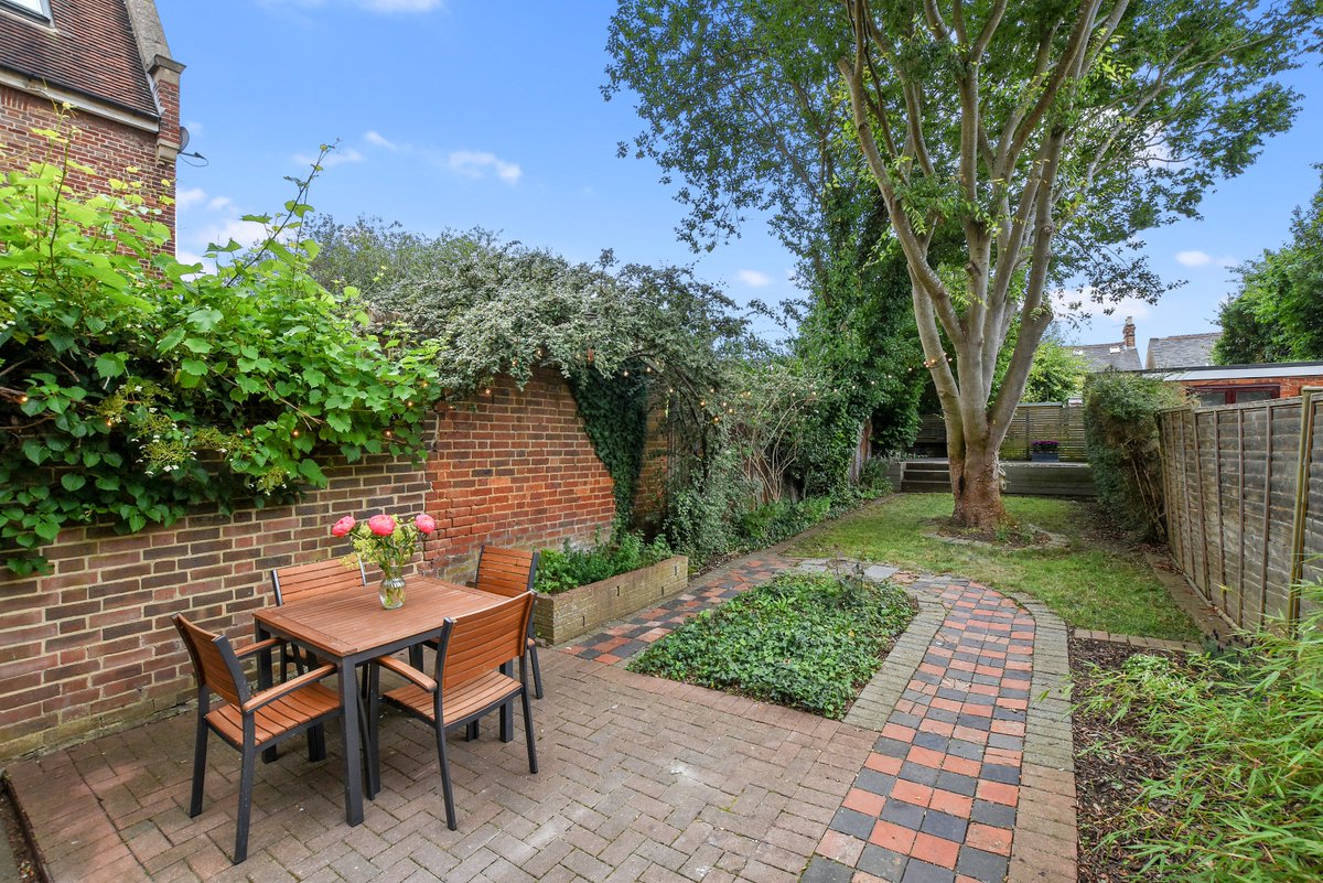 jcpestateagents's tweet photo. DON'T MISS THIS! Three bed Victorian bay fronted property in East Oxford, sympathetically renovated by the current owners. Newly fitted kitchen with ceramic worktops, two reception rooms, south facing garden. Possible loft conversion stpp. Call 01865 721122 to book your viewing. https://t.co/O8wCXvmdTr