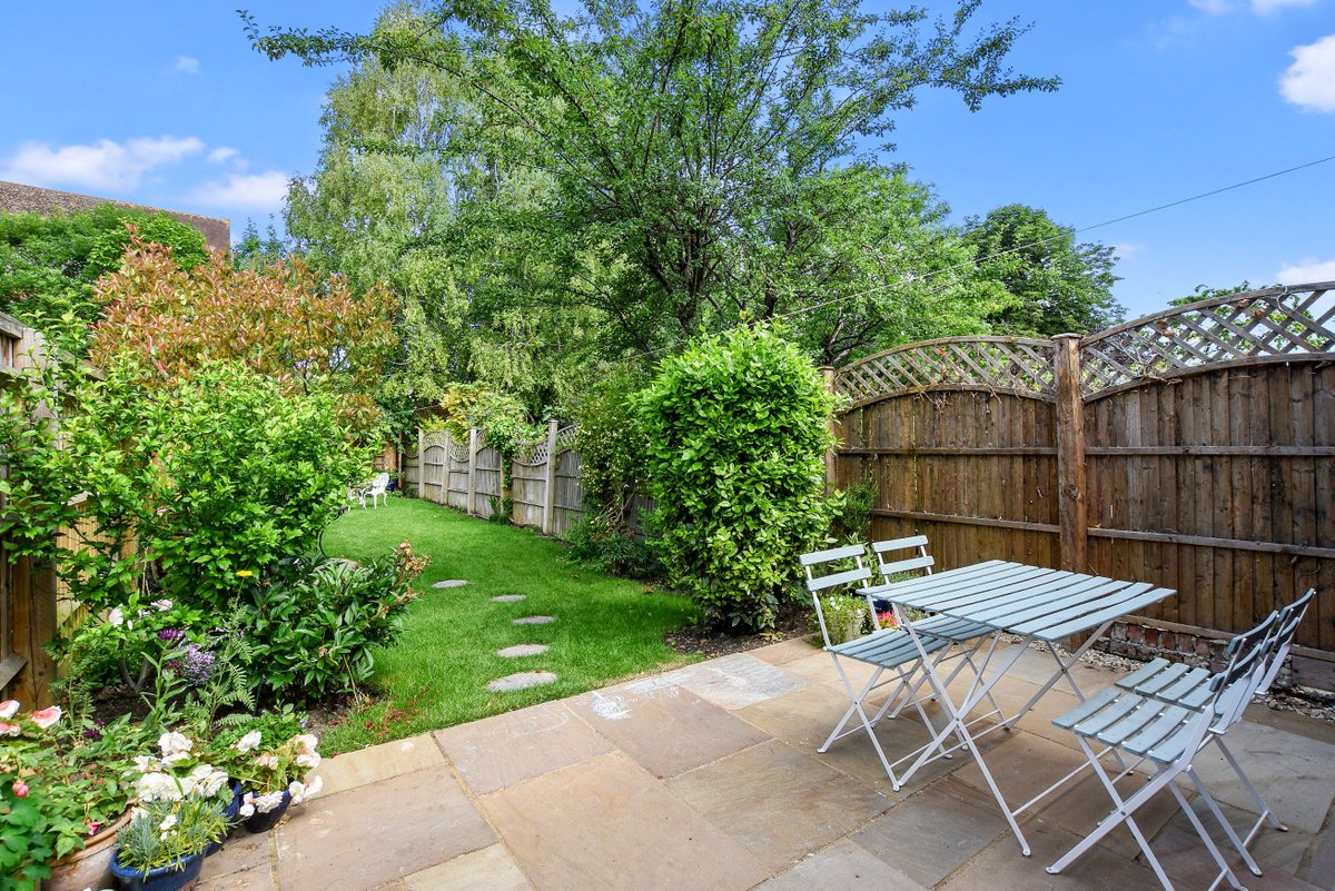jcpestateagents's tweet photo. NEW INSTRUCTION. Bay fronted semi detached house in quiet side road in New Hinksey. Beautifully presented and extended accommodation, with gas c/h and d/glazing, two reception rooms, upstairs bathroom, good size private rear garden. Call (01865) 721122 to book your viewing. https://t.co/vc5lgf3nI3