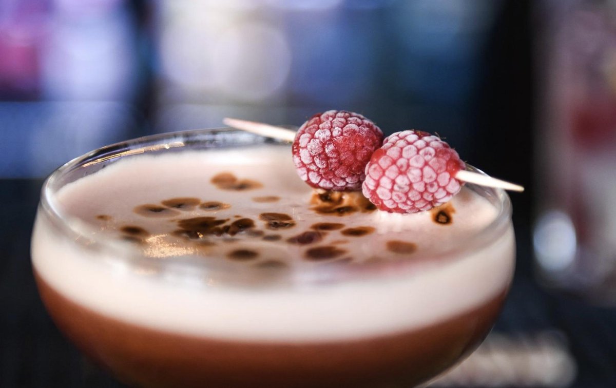 ichoosemag's tweet photo. Birmingham Cocktail Weekend starts today and continues until the final of the 50 venues involved closes on Sunday. If you haven't got your wristband yet (£10), probably give yourself a severe talking to.
https://t.co/1x8TlvPjLe https://t.co/RHTTVv45YF