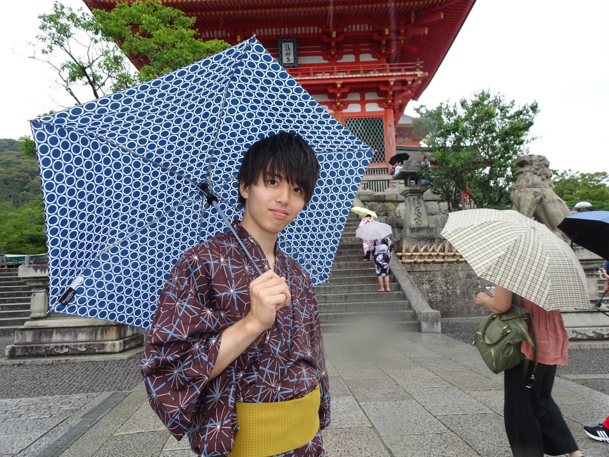 mrtodai_19_02's tweet photo. 先々週くらいに京都に行ってきました！
3枚目は去年のミスターの熊澤くん(@kohei201803 )と
梅雨っぽい天気でせっかく浴衣レンタルしたのに雨降ってて大変でしたが2日目は天気になってよかった😊
本日もプロフィールのリンクから投票よろしくお願いします！！ https://t.co/f4RdDMaK53