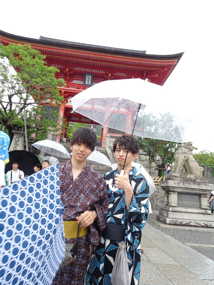 mrtodai_19_02's tweet photo. 先々週くらいに京都に行ってきました！
3枚目は去年のミスターの熊澤くん(@kohei201803 )と
梅雨っぽい天気でせっかく浴衣レンタルしたのに雨降ってて大変でしたが2日目は天気になってよかった😊
本日もプロフィールのリンクから投票よろしくお願いします！！ https://t.co/f4RdDMaK53