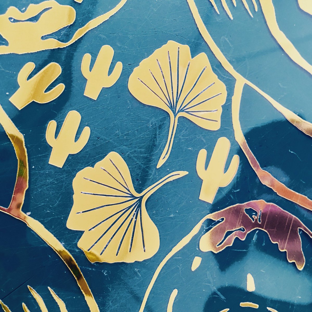 t_stook's tweet image. Découpe et échenillage motifs or métal #atelier #creationtextile #cadeaupersonnalise