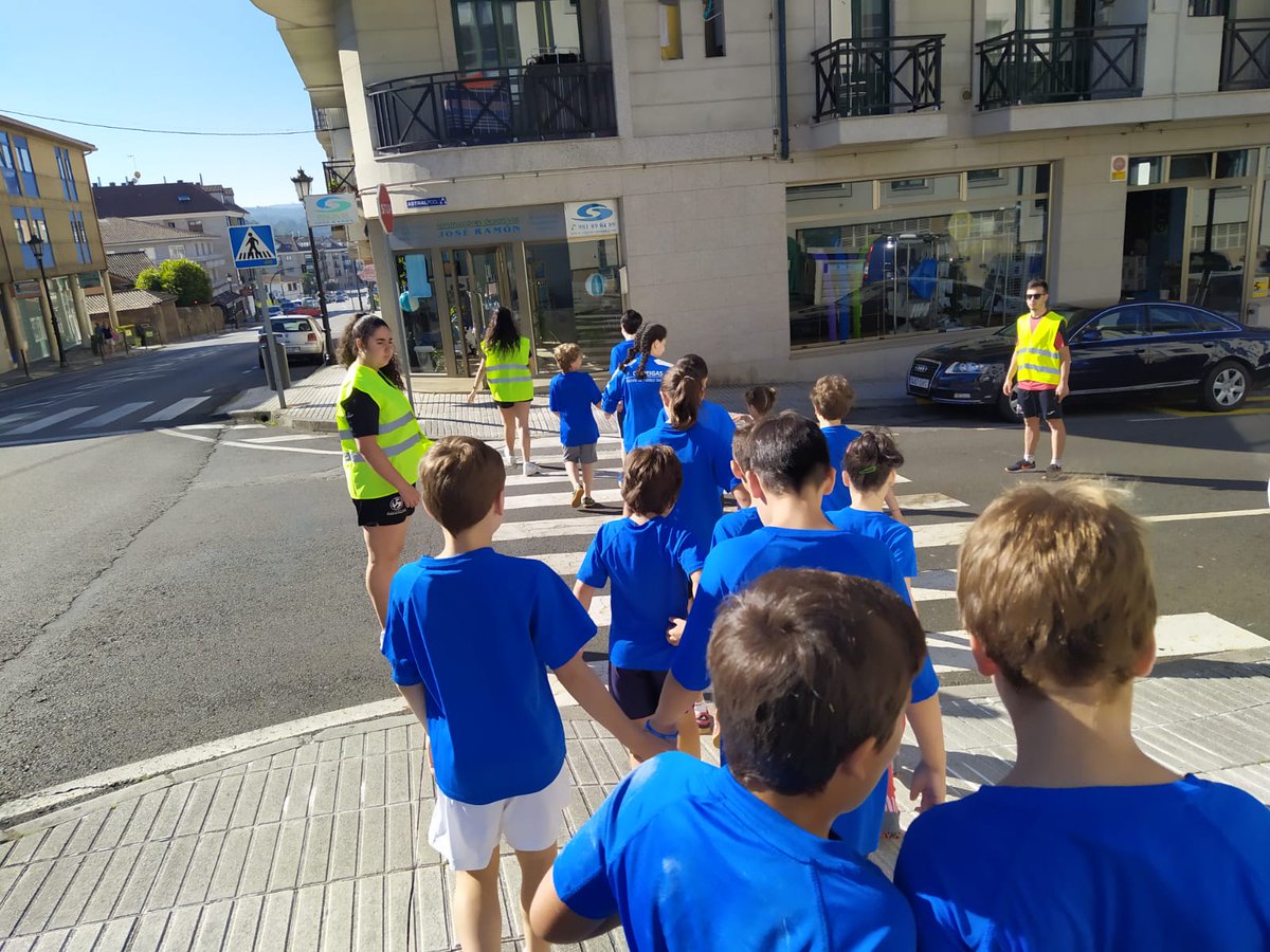 FCMeigas's tweet photo. Partimos camiño de Dospasos, que ordenadiños e tranquilos que van!!! #dospasos #concellodeames #campusmeigasetrasgos https://t.co/Pv2uEqOdMc