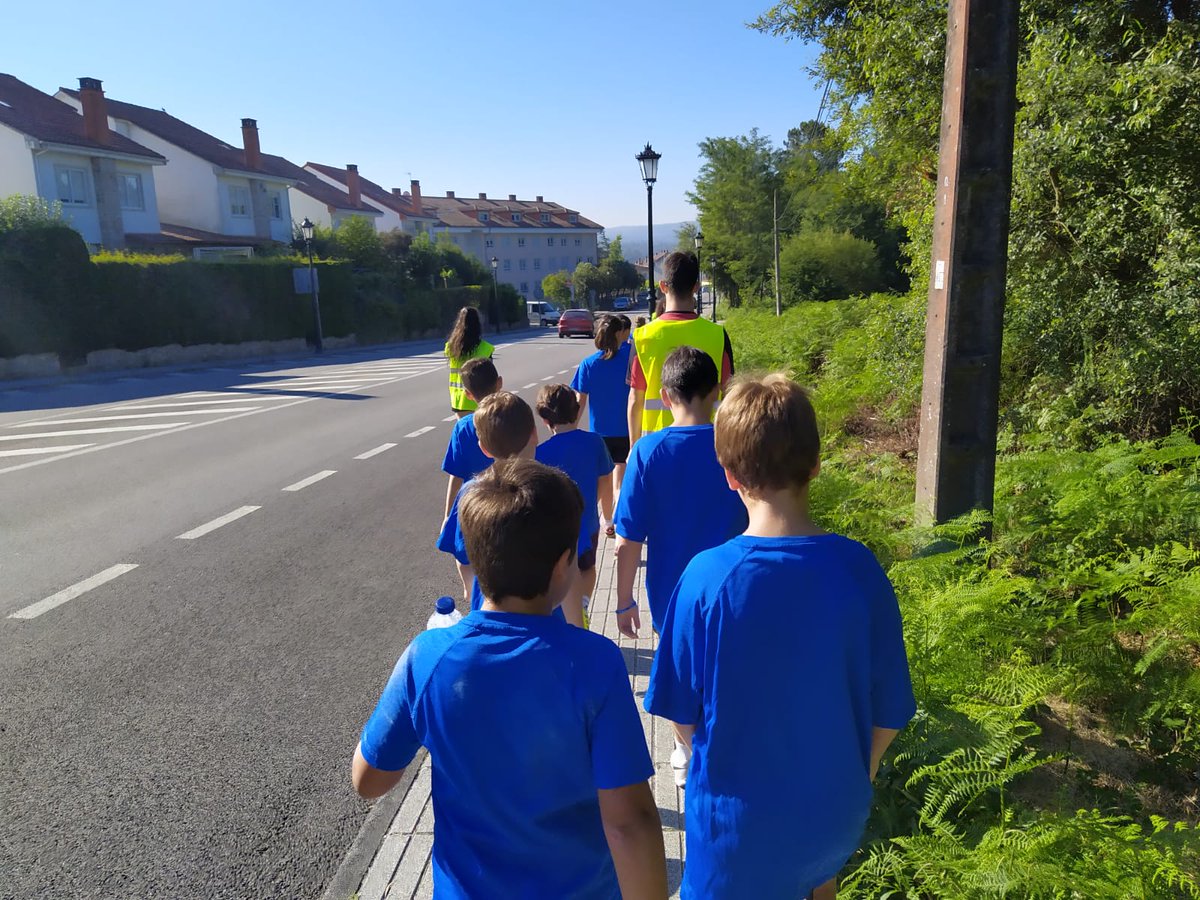 FCMeigas's tweet photo. Partimos camiño de Dospasos, que ordenadiños e tranquilos que van!!! #dospasos #concellodeames #campusmeigasetrasgos https://t.co/Pv2uEqOdMc