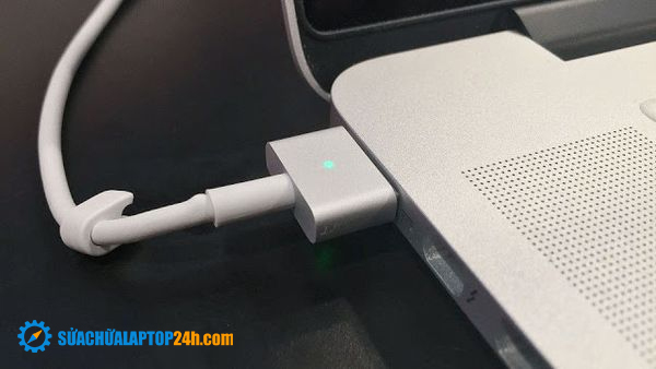 ap24hvn's tweet photo. How to use the MacBook charger properly? #Ap24h #MacBook https://t.co/pJXPGZqirw https://t.co/CNYMAODfdD