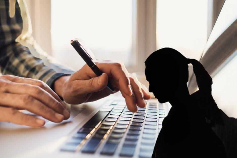 videnskabdk's tweet photo. Derfor er det afgørende, hvordan medier skriver om selvmord
Det er vigtigt at af-tabuisere selvmord, men sensationspræget dækning kan skabe ‘selvmordssmitte’, viser forskningen. @WHO @frederikguyhoff
https://t.co/1zRzFhATbT
#Dkvid #Dkforsk #offsm https://t.co/fPneVw3dt6