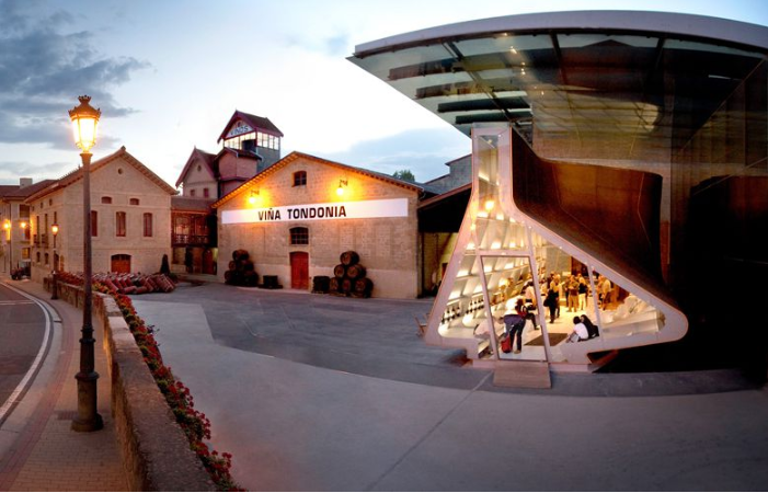 FEV_Vino's tweet photo. Nuestra enhorabuena a #ViñaTondonia, @marquesderiscal, @Vivanco_es y @familiatorres, elegidas entre los 50 #WorldBestVineyards. ¡Motivos no faltan para acercarse a visitar estas bodegas!   https://t.co/oQYbu3gIml https://t.co/H6dxEfprvT
