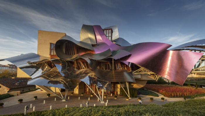 FEV_Vino's tweet photo. Nuestra enhorabuena a #ViñaTondonia, @marquesderiscal, @Vivanco_es y @familiatorres, elegidas entre los 50 #WorldBestVineyards. ¡Motivos no faltan para acercarse a visitar estas bodegas!   https://t.co/oQYbu3gIml https://t.co/H6dxEfprvT