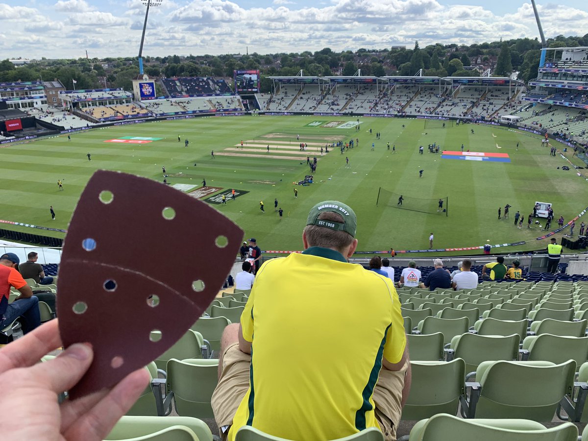 D_Stubbs_Photo's tweet photo. This Aussie fan won’t accept my gift I brought for him. I thought this was standard-issue Aussie cricket equipment? @cricketworldcup @TheCricketPaper @telecricket @TheCricketerMag #CricketWorldCup2019 #cricketworldcup #ENGvAUS https://t.co/PZqmbqzCwE