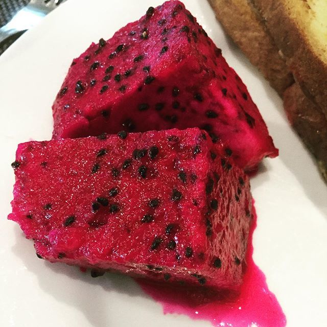 Candycritic's tweet photo. This is today’s #RandomFruit, is much prettier on the inside than on the outside. #reddragonfruit #fruit #bali https://t.co/5mKsNajpUi