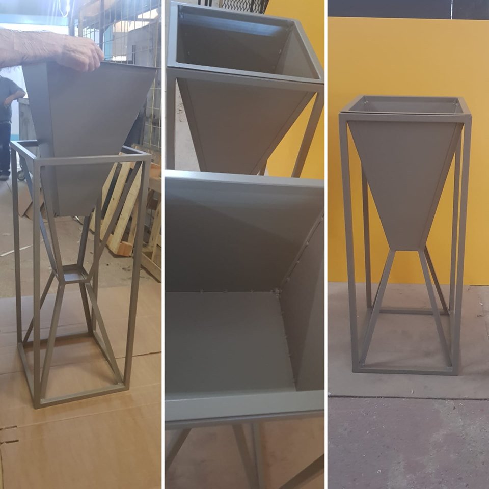 Fabrikamızdan bir tasarım metal saksı. Bizde her ürün el emeği ve özenle üretilir.
boboliko.com/saksilar-2444

#özelüretim #metalsaksı #metaldekor #endüstriyeltasarım #endustriyel  #saksı #metalsaksı #özeltasarımmobilya #saksi #decoration #salondekorasyonu #livingroom