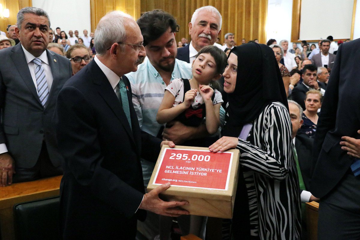 Dün Meclis'te görüşmeler yapan <a href="/Ncl_dernegi/">NCL derneği</a> üyeleri, NCL ilacının gelmesi için toplanan tüm imzaları Kemal Kılıçdaroğlu'na teslim etti <a href="/kilicdarogluk/">Kemal Kılıçdaroğlu</a>. Bugün de <a href="/saglikbakanligi/">T.C. Sağlık Bakanlığı</a> ile görüşecekler. Kalbimiz tüm NCL hastası çocuklar ve aileleriyle birlikte🙏 Change.org/NCLilaciGelsin
