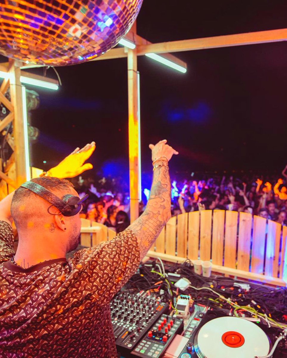 calviontherocks's tweet photo. Hier soir, La Fleur, @martinbuttrich &amp; @LocoDiceOFC ont transporté les festivaliers au rythme des vagues pour la Closing Party sur la @PlageInCasa 

📷 Louis Derigon / @NikkosALLEGUEDE / Simon Bonsirven /  Wasabi Artwork
#readyforcalvi #calviontherocks https://t.co/o3DtoIcGoP
