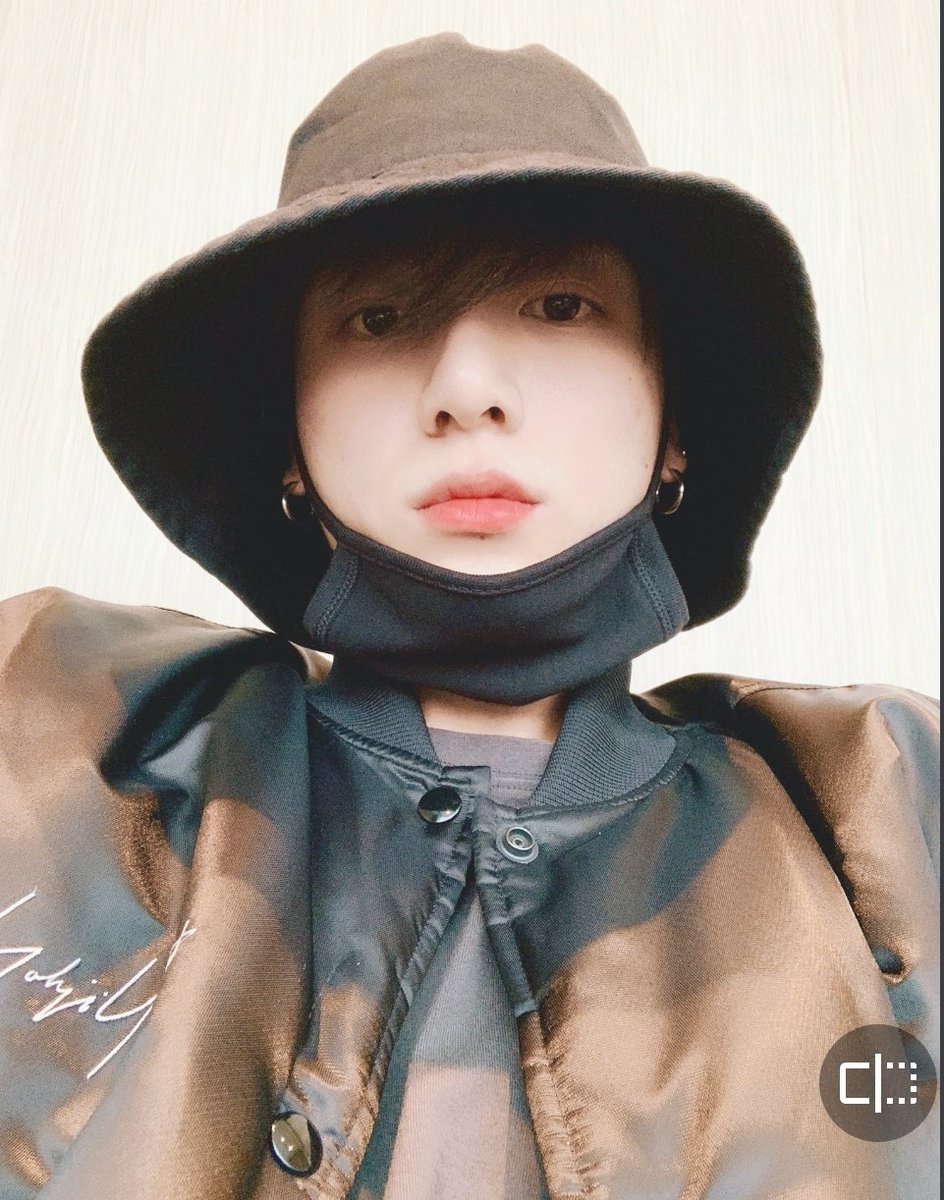 KOOKYTV's tweet photo. Ау, где Юнги все еще не верит, что его лучший друг мертв. Он опустил руки. Курит, пьет. Игнорирует Чонгука и не замечает его старания.

- Возьми себя в руки, иначе потеряешь и его.. - кто-то шепчет на ухо и Мин просыпается в поту, панически водя рукой по пустой части кровати. https://t.co/L35uSgZA1D