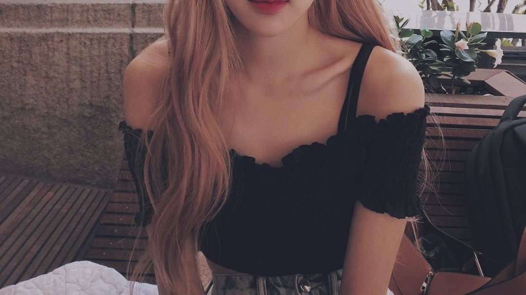 97spcy's tweet photo. go home only rosé's collarbone matters https://t.co/gxqUXXAmJv